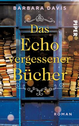 Das Buchcover zeigt ein blaues Fenster, das von Regalen voller Bücher umgeben ist. Die Titel der Bücher sind teilweise zu erkennen und entfalten eine warmen, nostalgischen Charme. In der Mitte des Covers steht der Titel „Das Echo vergessener Bücher“ in eleganter, goldener Schrift. Darüber ist der Name der Autorin Barbara Davis abgedruckt, ebenfalls in goldener Schrift. Am unteren Rand ist der Hinweis „Roman“ platziert. Der Hintergrund vermittelt eine einladende, magische Atmosphäre.