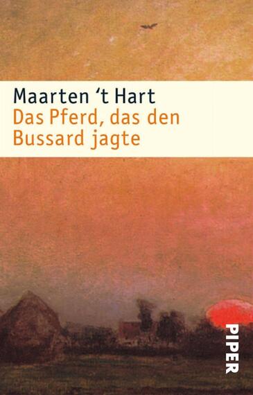 Das Buchcover zeigt eine geschmackvolle, sanfte Farbgebung in warmen Orange- und Gelbtönen, die eine nostalgische Atmosphäre schafft. Im Hintergrund sind verschwommene Silhouetten von Gebäuden und Bäumen zu sehen, die in einem ländlichen Setting verortet sind. Der Titel „Das Pferd, das den Bussard jagte“ und der Autor Maarten ’t Hart sind in einer klaren, modernen Schriftart in Weiß und Schwarz gehalten. Die gesamte Gestaltung vermittelt eine ruhige, nachdenkliche Stimmung.