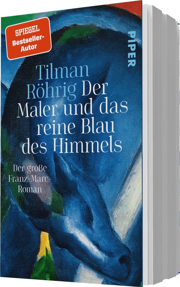 Das Buchcover zeigt eine lebhafte und expressive Malerei in Blau- und Grüntönen, die eine Atmosphäre von Kreativität und Tiefe vermittelt. Im Vordergrund sind geschwungene Linien und Formen, die an die Werke von Franz Marc erinnern. Der Titel „Der Maler und das reine Blau des Himmels“ ist in eleganter, weißer Schrift platziert, zusammen mit dem Namen des Autors Tilman Röhrig. Oben links ist ein rotes Etikett mit der Aufschrift „SPIEGEL-Bestseller-Autor“ zu sehen. Am unteren Rand steht der Zusatz „Der große Franz-Marc-Roman“ in kleinerer Schrift.