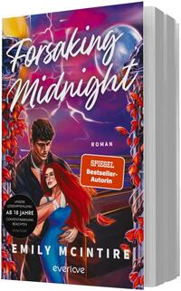 Das Buchcover zeigt ein nächtliches, violett-pinkes Himmelspanorama mit Blitz und Mond, im Vordergrund ein dunkelhaariger Mann, der eine rothaarige Frau im blauen Kleid beschützt. Der Titel „Forsaking Midnight“ steht groß in weißer, handschriftlicher Typografie; darunter Autorin „Emily McIntire“. Auffälliger oranger Aufkleber mit der Aufschrift „SPIEGEL Bestseller-Autorin“ sowie ein schwarzer Hinweissticker „AB 18 JAHRE“ runden die dramatische, romantisch-düstere Atmosphäre ab.
