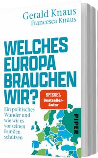 Das Buchcover zeigt oben die Autorennamen Gerald Knaus und Francesca Knaus in kleiner hellblauer Serifenschrift. Dominant mittig steht der Titel WELCHES EUROPA BRAUCHEN WIR? in kräftigen türkisfarbenen Großbuchstaben in fetter serifenloser Schrift. Darunter die Unterzeile „Ein politisches Wunder und wie wir es vor seinen Feinden schützen“ in kleinerer blauer Schrift. Rechts unten eine stilisierte Europa-Karte in Blau‑ und Grüntönen. Auffällig ein oranger Button mit der Aufschrift „SPIEGEL Bestseller-Autor“. Gesamtwirkung sachlich und drängend.
