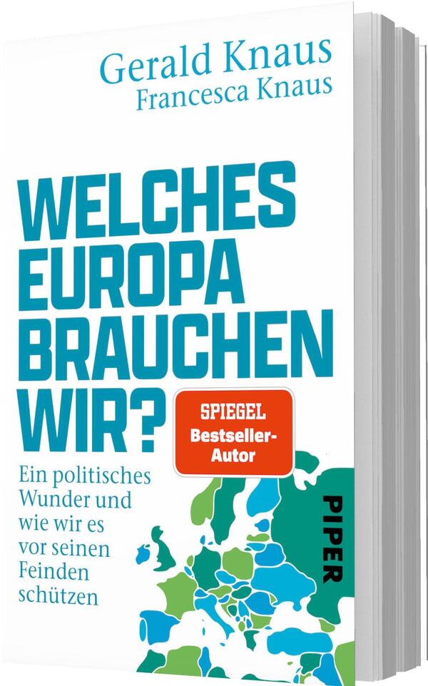 Das Buchcover zeigt oben die Autorennamen Gerald Knaus und Francesca Knaus in kleiner hellblauer Serifenschrift. Dominant mittig steht der Titel WELCHES EUROPA BRAUCHEN WIR? in kräftigen türkisfarbenen Großbuchstaben in fetter serifenloser Schrift. Darunter die Unterzeile „Ein politisches Wunder und wie wir es vor seinen Feinden schützen“ in kleinerer blauer Schrift. Rechts unten eine stilisierte Europa-Karte in Blau‑ und Grüntönen. Auffällig ein oranger Button mit der Aufschrift „SPIEGEL Bestseller-Autor“. Gesamtwirkung sachlich und drängend.