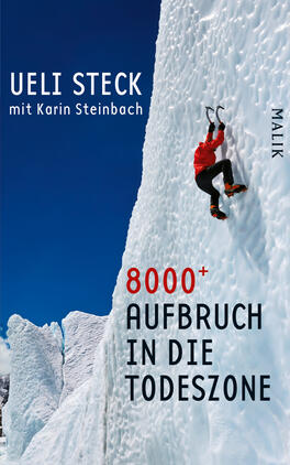 Das Buchcover zeigt einen Bergsteiger in einem roten Anorak, der eine steile, vereiste Wand mit Eispickeln erklimmt. Der Hintergrund ist von einem klaren blauen Himmel und massiven, weißen Schneemassen geprägt, was die Kälte und Schwierigkeit der Umgebung betont. In der oberen linken Ecke steht in schwarzer Schrift „Ueli Steck“ und darunter, in kleinerer Schrift, „mit Karin Steinbach“. In der unteren Mitte ist der Titel „8000+ AUFBRUCH IN DIE TODESZONE“ in auffälliger roter und schwarzer Typografie gestaltet. Rechts ist das Verlagslogo „MALIK“ zu sehen.