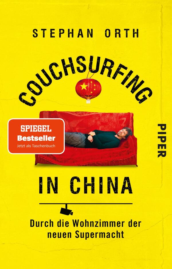 Das Buchcover zeigt einen hellgelben Hintergrund mit einer roten Couch, auf der ein entspannt sitzender Mann abgebildet ist. Über ihm schwebt eine chinesische Laterne mit einem roten und gelben Farbdesign. Der Titel „COUCHSURFING IN CHINA“ steht in fetter, schwarzer Schrift am oberen Rand, während der Untertitel „Durch die Wohnzimmer der neuen Supermacht“ in einfacher, schwarzer Schrift darunter eingeordnet ist. Ein gelber Button mit dem Text „SPIEGEL Bestseller Jetzt als Taschenbuch“ befindet sich links auf dem Cover. Der Autor, Stephan Orth, ist am oberen Rand des Covers vermerkt.