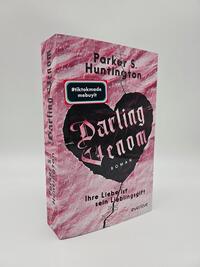 Außenansicht des Buches „Darling Venom – Ihre Liebe ist sein Lieblingsgift“