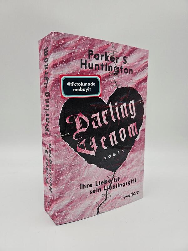 Außenansicht des Buches „Darling Venom – Ihre Liebe ist sein Lieblingsgift“