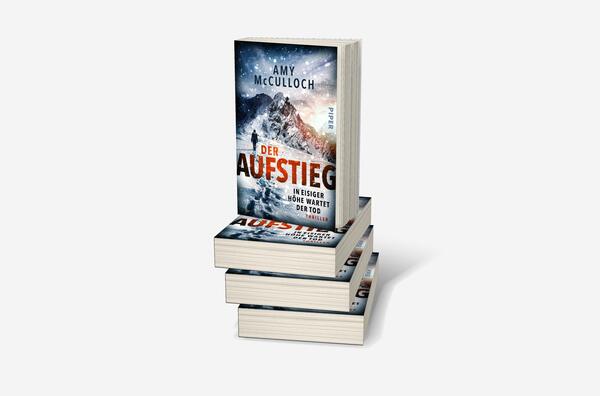 Bücherstapel des Buches „Der Aufstieg – In eisiger Höhe wartet der Tod“