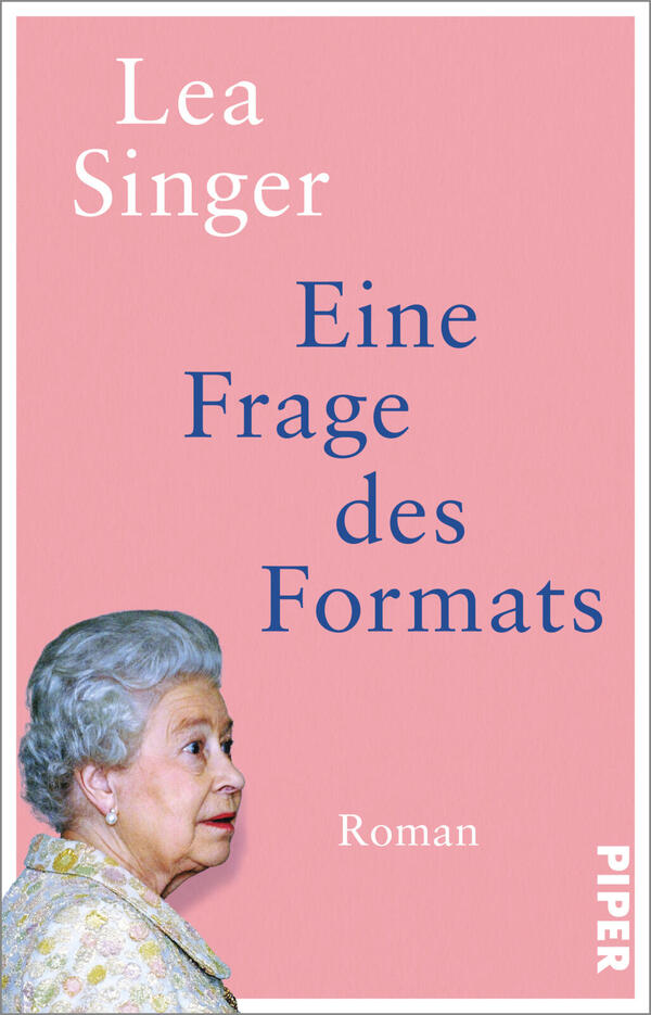 Das Buchcover zeigt vor rosafarbenem Hintergrund links oben den Autorennamen „Lea Singer“ in weißer Serifschrift, mittig groß der Buchtitel „Eine Frage des Formats“ in dunkelblauer Serifschrift und darunter klein das Wort „Roman“. Unten links ein Porträt einer älteren Frau mit grauen, hochgesteckten Haaren und pastellgemustertem Kleid im Profil nach rechts blickend.