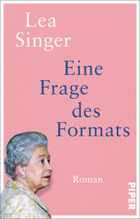 Das Buchcover zeigt vor rosafarbenem Hintergrund links oben den Autorennamen „Lea Singer“ in weißer Serifschrift, mittig groß der Buchtitel „Eine Frage des Formats“ in dunkelblauer Serifschrift und darunter klein das Wort „Roman“. Unten links ein Porträt einer älteren Frau mit grauen, hochgesteckten Haaren und pastellgemustertem Kleid im Profil nach rechts blickend.