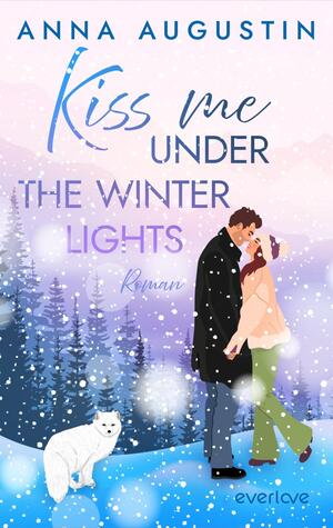 Das Buchcover zeigt ein romantisches Wintermotiv mit sanften Pastelltönen in Rosa, Blau und Weiß. Im Vordergrund stehen ein Mann und eine Frau in inniger Umarmung, umgeben von fließendem Schnee. Hinter ihnen erstrecken sich schneebedeckte Tannen, während im Hintergrund zarte Lichter funkeln. Der Titel „Kiss me UNDER THE WINTER LIGHTS“ ist in zwei unterschiedlichen Schriftarten gestaltet, die die verspielte und romantische Atmosphäre des Romans unterstreichen. Der Name der Autorin, Anna Augustin, steht prominent oben auf dem Cover.