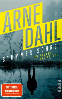 Das Buchcover zeigt eine düstere Szenerie mit einem nebligen Wasserlauf und kahlen Bäumen, die eine geheimnisvolle Atmosphäre schaffen. In der Bildmitte reflektiert eine Person silhouettenhaft im Wasser, was Spannung und Intrige erzeugt. Der Titel „Stummer Schrei“ ist in großen, gelben Lettern platziert, während der Autorname „ARNE DAHL“ in fetter, blauer Schrift darüber erscheint. Unten rechts befindet sich der Hinweis „SPIEGEL Bestseller“ in rotem Kästchen und der Text „Jetzt als Taschenbuch“.