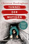 Das Buchcover zeigt einen dunklen Tunnel, in dem ein Mann mit einer Taschenlampe kriechend abgebildet ist. Die Farben sind überwiegend grau und schwarz, mit auffälligen roten Akzenten. Der Titel „TUNNEL DER MUTIGEN“ ist in großen, weißen Buchstaben auf rotem Hintergrund platziert. Darunter steht „Roman“ in kleinerer Schrift. Ein Rundlogo oben rechts trägt die Aufschrift „Schicksalsmomente der Geschichte“ und beschreibt den Inhalt des Buches.