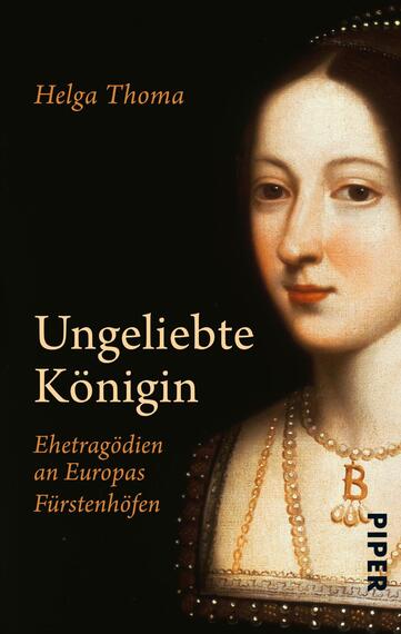 Das Buchcover zeigt ein Porträt einer historischen Frau mit hellem Teint und subtilen roten Haaren, die in einem eleganten Kleid mit einer Perlenkette zu sehen ist. Der Hintergrund ist dunkel und kontrastiert stark mit der zur Schau gestellten Zartheit des Gesichts. Der Titel „Ungeliebte Königin“ ist in großen, weißen Buchstaben platziert, gefolgt von dem Untertitel „Ehetragödien an Europas Fürstenhöfen“ in kleinerer Schrift. Der Autorname „Helga Thoma“ befindet sich oben auf dem Cover.