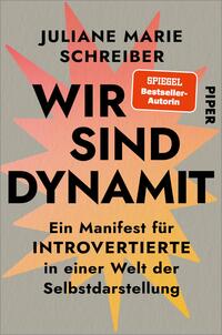 Das Buchcover zeigt einen hellen Hintergrund mit dynamischen, leuchtenden Farbakzenten in Rot, Gelb und Blau. In großen, schwarzen Buchstaben steht der Titel „WIR SIND DYNAMIT“ mittig platziert, gefolgt von dem Untertitel „Ein Manifest für INTROVERTIERTE in einer Welt der Selbstdarstellung“, der in kleinerer Schrift gehalten ist. Oben steht der Name „JULIANE MARIE SCHREIBER“ und darunter die Kennzeichnung „SPIEGEL Bestseller-Autorin“. Das Verlagslogo „PIPER“ befindet sich in der unteren Ecke. Die Gestaltung vermittelt eine energiegeladene und selbstbewusste Atmosphäre.