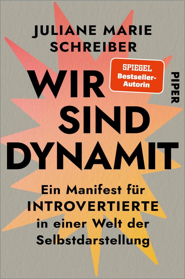 Das Buchcover zeigt einen hellen Hintergrund mit dynamischen, leuchtenden Farbakzenten in Rot, Gelb und Blau. In großen, schwarzen Buchstaben steht der Titel „WIR SIND DYNAMIT“ mittig platziert, gefolgt von dem Untertitel „Ein Manifest für INTROVERTIERTE in einer Welt der Selbstdarstellung“, der in kleinerer Schrift gehalten ist. Oben steht der Name „JULIANE MARIE SCHREIBER“ und darunter die Kennzeichnung „SPIEGEL Bestseller-Autorin“. Das Verlagslogo „PIPER“ befindet sich in der unteren Ecke. Die Gestaltung vermittelt eine energiegeladene und selbstbewusste Atmosphäre.
