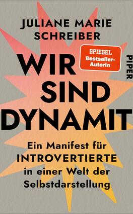 Das Buchcover zeigt einen hellen Hintergrund mit dynamischen, leuchtenden Farbakzenten in Rot, Gelb und Blau. In großen, schwarzen Buchstaben steht der Titel „WIR SIND DYNAMIT“ mittig platziert, gefolgt von dem Untertitel „Ein Manifest für INTROVERTIERTE in einer Welt der Selbstdarstellung“, der in kleinerer Schrift gehalten ist. Oben steht der Name „JULIANE MARIE SCHREIBER“ und darunter die Kennzeichnung „SPIEGEL Bestseller-Autorin“. Das Verlagslogo „PIPER“ befindet sich in der unteren Ecke. Die Gestaltung vermittelt eine energiegeladene und selbstbewusste Atmosphäre.
