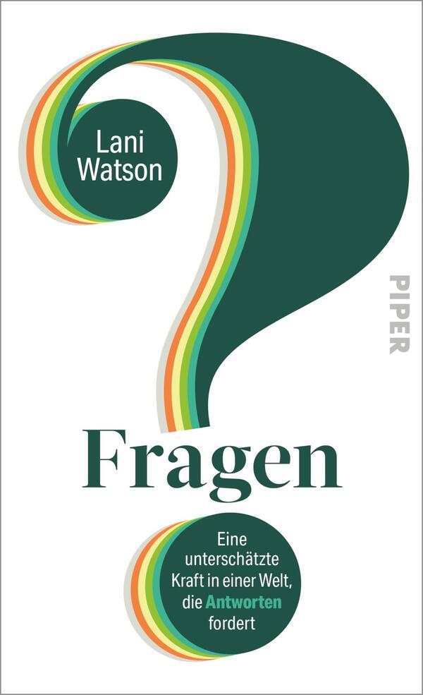 Das Buchcover zeigt ein großes, dunkeltürkis-grünes Fragezeichen, dessen Innenkante mehrfarbige, eng aneinanderliegende Streifen in Hellgrün, Gelb, Orange und Rot bildet. Oben im Bogen ein rundes Element mit dem Autorennamen „Lani Watson“, unten ein rundes Button-ähnliches Feld mit der weißen Subtitle-Zeile „Eine unterschätzte Kraft in einer Welt, die Antworten fordert“. Der Titel „Fragen“ steht groß in Serifenschrift in Dunkelgrün, sachlich und nachdenklich wirkend.
