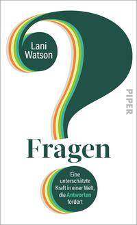Das Buchcover zeigt ein großes, dunkeltürkis-grünes Fragezeichen, dessen Innenkante mehrfarbige, eng aneinanderliegende Streifen in Hellgrün, Gelb, Orange und Rot bildet. Oben im Bogen ein rundes Element mit dem Autorennamen „Lani Watson“, unten ein rundes Button-ähnliches Feld mit der weißen Subtitle-Zeile „Eine unterschätzte Kraft in einer Welt, die Antworten fordert“. Der Titel „Fragen“ steht groß in Serifenschrift in Dunkelgrün, sachlich und nachdenklich wirkend.