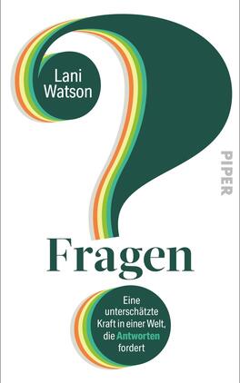 Das Buchcover zeigt ein großes, dunkeltürkis-grünes Fragezeichen, dessen Innenkante mehrfarbige, eng aneinanderliegende Streifen in Hellgrün, Gelb, Orange und Rot bildet. Oben im Bogen ein rundes Element mit dem Autorennamen „Lani Watson“, unten ein rundes Button-ähnliches Feld mit der weißen Subtitle-Zeile „Eine unterschätzte Kraft in einer Welt, die Antworten fordert“. Der Titel „Fragen“ steht groß in Serifenschrift in Dunkelgrün, sachlich und nachdenklich wirkend.