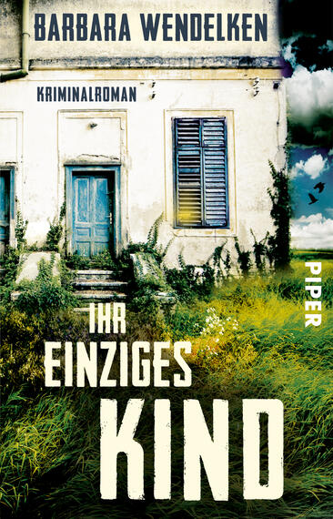 Das Buchcover zeigt ein verwittertes, altes Haus mit blauen Fensterläden und einer grünen, üppigen Wiese im Vordergrund. Der Himmel ist dramatisch mit Wolken und Vögeln, was eine spannende Atmosphäre schafft. Der Titel „IHR EINZIGES KIND“ ist in fetten, weißen Buchstaben zentral platziert, während der Untertitel „Kriminalroman“ und der Autorenname „Barbara Wendelken“ darüber in einer schlichteren Schrift erscheinen. Die Farbpalette besteht aus Erdtönen und intensiven Grüntönen, die die Stimmung des Covers unterstreichen.