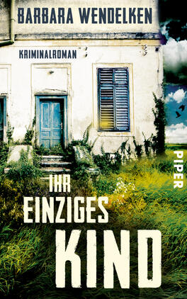 Das Buchcover zeigt ein verwittertes, altes Haus mit blauen Fensterläden und einer grünen, üppigen Wiese im Vordergrund. Der Himmel ist dramatisch mit Wolken und Vögeln, was eine spannende Atmosphäre schafft. Der Titel „IHR EINZIGES KIND“ ist in fetten, weißen Buchstaben zentral platziert, während der Untertitel „Kriminalroman“ und der Autorenname „Barbara Wendelken“ darüber in einer schlichteren Schrift erscheinen. Die Farbpalette besteht aus Erdtönen und intensiven Grüntönen, die die Stimmung des Covers unterstreichen.