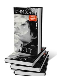 Bücherstapel des Buches „Luft“
