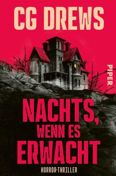Das Buchcover zeigt auf knalligem Magenta-Hintergrund ein altes, viktorianisches Haus auf einem dunklen, zerklüfteten Hügel; im Erdgeschossfenster leuchtet ein warmes Gelb. Oben steht groß der Autorname „CG Drews“ in cremefarbenen Großbuchstaben, darunter der Titel „Nachts, wenn es erwacht“ in kräftigem Rot. Rechts mittig vertikal das Verlagslabel „Piper“, unten klein die Genrebezeichnung „Horror‑Thriller“.