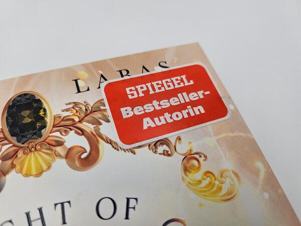 Außenansicht des Buches „Night of Shadows and Flames – Die Ewige Nacht“