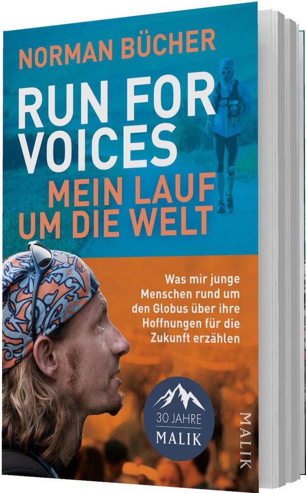 Das Buchcover zeigt ein zweigeteiltes, kontrastreiches Layout in Türkis/Blau oben und Orange unten. Oben groß der weiße, fette Titel „RUN FOR VOICES“ und darüber der Autorname „Norman Bücher“ in Orange, darunter orangefarbene Großbuchstaben „MEIN LAUF UM DIE WELT“. Links unten Profilfoto eines laufenden Mannes mit buntem Stirnband, rechts unscharfe Laufaufnahme; mittig ein kurzer weißer Infotext. Atmosphäre: dynamisch und optimistisch.