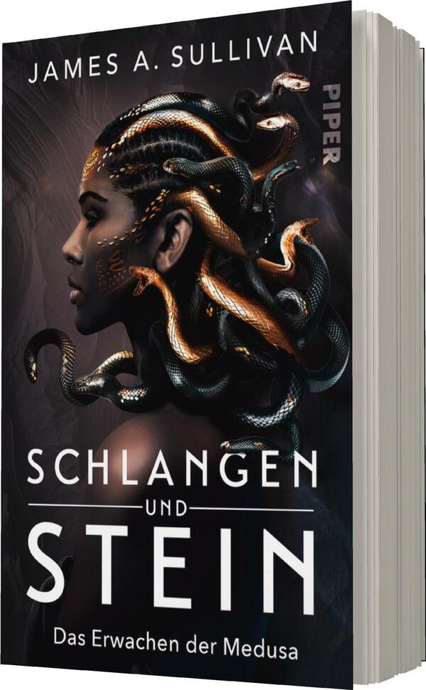 Das Buchcover zeigt das Porträt einer Frau mit langen, lockigen Haaren, in die verschiedenfarbige Schlangen eind integriert sind. Die Schlangen sind grün, schwarz und gold und verleihen dem Bild eine mystische Atmosphäre. Der Titel „SCHLANGEN und STEIN“ ist in kräftigem Weiß in der Mitte platziert, während der Untertitel „Das Erwachen der Medusa“ in kleinerer Schrift darunter steht. Der Verfassername „JAMES A. SULLIVAN“ ist im oberen Bereich des Covers in einer eleganten Schriftart abgedruckt. Der Hintergrund ist dunkel und unterstützt die dramatische Wirkung des Covers.
