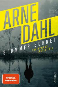 Das Buchcover zeigt eine düstere, neblige Landschaft mit einem stillen Gewässer, in dem sich der Himmel spiegelt. Der Titel „ARNE DAHL“ in kräftigem Gelb ist dominant platziert. Darunter steht der Schriftzug „STUMMER SCHREI“ in weißer, markanter Schrift. Am unteren Rand des Covers befindet sich der Zusatz „EVA NYMANS ERSTER FALL“ in kleinerer Schrift. Der Hintergrund ist in grauen und blauen Tönen gehalten, was eine Spannung erzeugt. Ein rotes Siegelsymbol weist auf den „SPIEGEL Bestseller“ hin.