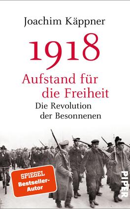 Das Buchcover zeigt eine historische Schwarz-Weiß-Fotografie von Menschen, die während eines Aufstands marschieren. Im Vordergrund stehen Männer mit Gewehren in Uniform, die einen entschlossenen Ausdruck zeigen. Der Titel „1918“ ist in großen, roten Ziffern oben platziert, gefolgt von dem Untertitel „Aufstand für die Freiheit“ in schwarzer Schrift. Darunter steht „Die Revolution der Besonnenen“ ebenfalls in schwarzer Schrift. In der unteren linken Ecke befindet sich ein roter Aufkleber mit der Aufschrift „SPIEGEL Bestseller-Autor“. Das Cover vermittelt eine Atmosphäre von historischem Ernst und Aufbruch.