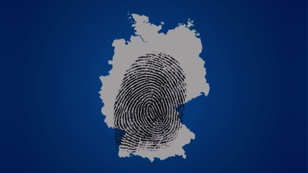 Ein Fingerabdruck überlagert eine Umrisskarte von Deutschland auf blauem Hintergrund