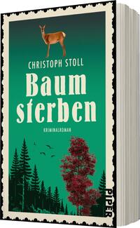 Das Buchcover zeigt eine stilisierte Waldlandschaft in verschiedenen Grüntönen, überlagert von einem Wasserfarbeneffekt. Im oberen Bereich ist ein Reh abgebildet, das auf einer Baumwurzel steht. Der Titel „Baumsterben“ ist in großen, weißen, geschwungenen Buchstaben zentral platziert, während der Autor „Christoph Stoll“ in schlichter, schwarzer Schrift darüber positioniert ist. Unten rechts erscheint das Verlagslogo „PIPER“. Der Gesamteindruck vermittelt eine geheimnisvoll-düstere Atmosphäre, die die Kriminalromangeschichte unterstreicht.