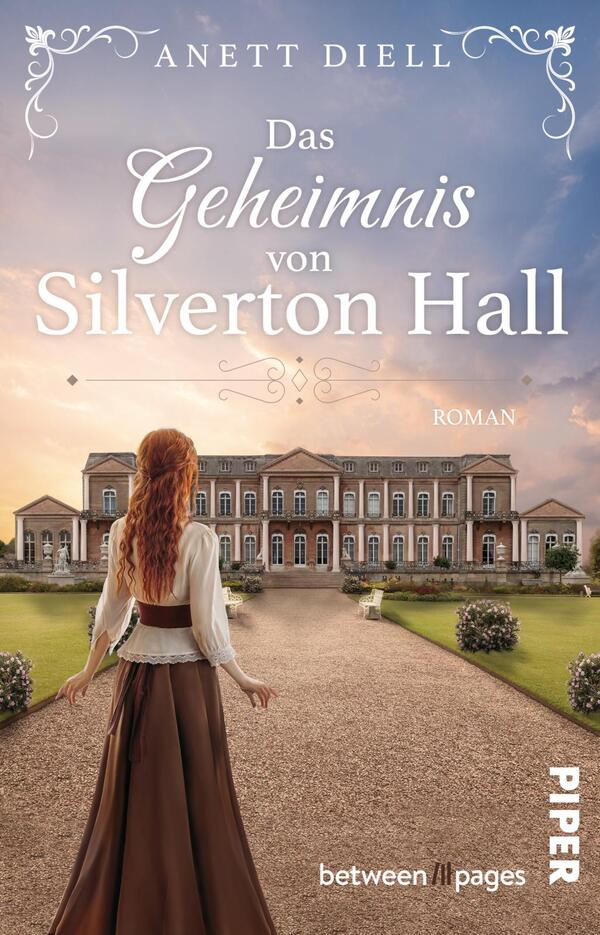 Das Buchcover zeigt eine elegante Frau mit langen, roten Haaren in einem historischen Kleid, die auf einem gepflasterten Weg vor einem imposanten Schloss steht. Der Abendhimmel ist in sanften pastelartigen Farben gehalten, während das Schloss in hellen Tönen erstrahlt. Der Titel „Das Geheimnis von Silverton Hall“ ist in geschwungener Schrift platziert, während der Autorennamen „Anett Diell“ prominent oben steht. Der Begriff „Roman“ ist in kleinerer Schrift unter dem Titel zu finden.