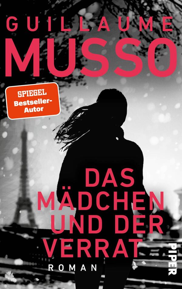 Das Buchcover zeigt eine silhuettierte Figur einer Frau mit wavy Haaren, die vor einer schemenhaften Kulisse des Eiffelturms steht. Der Hintergrund ist in dunklen Farbtönen gehalten, während die Titelzeile „DAS MÄDCHEN UND DER VERRAT“ in auffälligem, leuchtendem Pink erscheint. Der Autor „GUILLAUME MUSSO“ ist in großen, roten Buchstaben oben platziert, ergänzt durch einen orangefarbenen Hinweis „SPIEGEL Bestseller-Autor“. Der Gesamtton des Covers vermittelt eine geheimnisvolle und spannungsgeladene Atmosphäre.