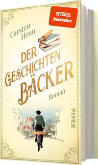 Das Buchcover zeigt eine sanfte, cremefarbene Hintergrundfarbe. Der Titel „DER GESCHICHTEN BÄCKER“ ist in großen, goldenen Buchstaben hervorgehoben. Oben sind der Autorennamen „Carsten Henn“ in schwarzer Schrift und ein Stapel Bücher abgebildet. Unten sieht man eine stilisierte Illustration eines Radfahrers in einem grünen Anzug, der durch eine malerische, historische Stadt fährt. Der Sticker „SPIEGEL Bestseller“ in intensivem Rot lenkt die Aufmerksamkeit auf den Erfolg des Buches.