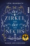 Das Buchcover zeigt einen tiefblauen Hintergrund, auf dem goldene und weiße dekorative Elemente zu sehen sind. In der Mitte steht der Titel „der ZIRKEL der SECHS“ in großen, geschwungenen Buchstaben, wobei ein stilisierter Totenkopf zentral platziert ist. Am unteren Rand des Covers steht der Untertitel „RUNEN UND KNOCHEN“. Das Cover vermittelt eine mystische und düstere Atmosphäre. Oben rechts befindet sich das Verlagslogo „PIPER“. Ein Auszeichnungsbutton mit gedrucktem Text ist ebenfalls vorhanden.