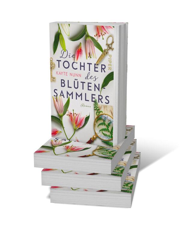 Bücherstapel des Buches „Die Tochter des Blütensammlers“