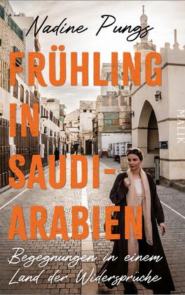 Das Buchcover zeigt eine Frau in traditioneller saudi-arabischer Kleidung, die durch eine historische Straßenlandschaft mit charmanten, hellen Gebäuden schreitet. Der Titel „FRÜHLING IN SAUDI-ARABIEN“ ist groß und in auffälligem Orange gehalten, während der Untertitel „Begegnungen in einem Land der Widersprüche“ in weniger prominenter Schrift darunter steht. Die Farbpalette besteht aus sanften Erdtönen, die eine warme und einladende Atmosphäre schaffen. Im oberen Bereich ist der Name der Autorin, Nadine Pungs, deutlich sichtbar.