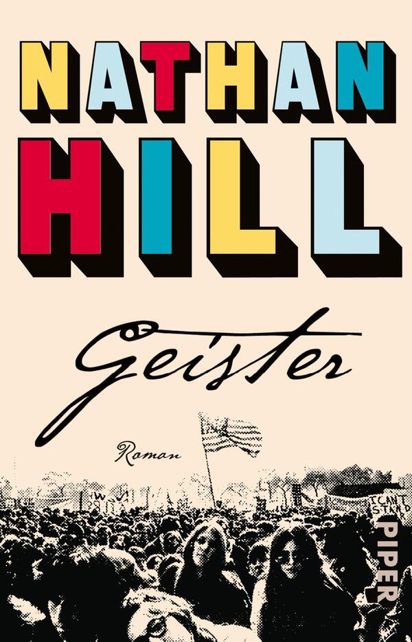 Das Buchcover zeigt die prominente Schrift „NATHAN HILL“ in kräftigen Farben, mit den Buchstaben in Rot, Blau, Gelb und Schwarz, die dynamisch angeordnet sind. Darunter steht in geschwungener Schrift das Wort „Geister“, gefolgt von der Bezeichnung „Roman“ in kleinerer Schrift. Der Hintergrund ist in einem sanften Beige gehalten. Am unteren Rand ist eine schwarz-weiße Darstellung einer Menschenmenge mit Protestschildern zu sehen, was die Atmosphäre von Aktivismus und gesellschaftlichem Engagement vermittelt.