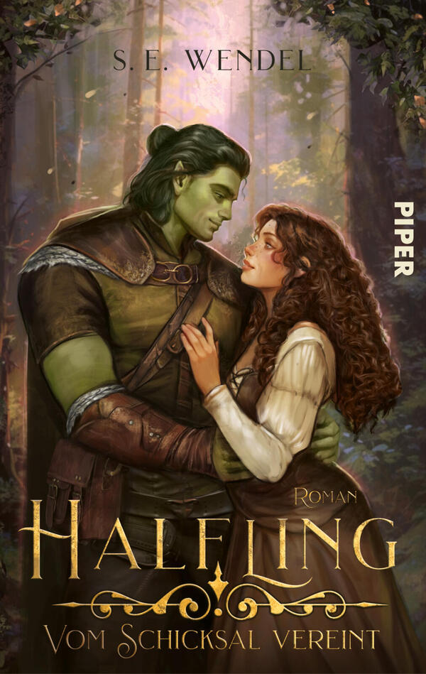 Das Buchcover zeigt ein Duo in einem warm beleuchteten Wald: ein grüner, orkähnlicher Mann in brauner Lederkleidung hält behutsam eine rothaarige Frau in einfacher, weißer Bluse; beide blicken sich liebevoll an. Oben steht der Autorname „S. E. Wendel“, unten der Titel „Halfling – Vom Schicksal vereint“ in goldener, verschnörkelter Seriftypografie. Rechts vertikal der Verlagshinweis „PIPER“. Stimmung: romantisch, märchenhaft.