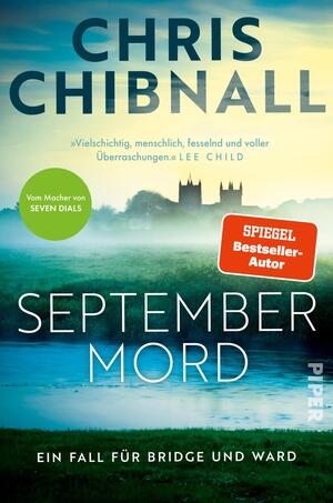Das Buchcover zeigt eine neblige Landschaft mit See im Vordergrund und die dunkle Silhouette eines Schlosses oder Kirchgebäudes am Horizont vor gelb-blauem Morgenhimmel. Oben der Autorenname CHRIS CHIBNALL in großen Großbuchstaben, mittig der Titel „SEPTEMBER MORD“ in weißer serifenloser Schrift, darunter ein kurzes Zitat. Drei farbige Badges: grün „Vom Macher von SEVEN DIALS“, gelb „VORLÄUFIGES COVER“, rot „SPIEGEL Bestseller-Autor“.