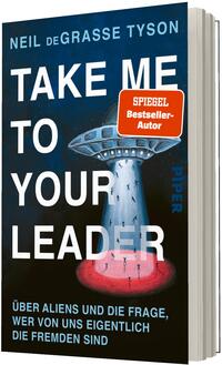 Das Buchcover zeigt vor dunkelblauem Sternenhintergrund ein aufsteigendes UFO, das einen roten Lichtkegel zur Erde sendet; weiße Großbuchstaben rechts und links bilden den Titel „TAKE ME TO YOUR LEADER“. Oben steht der Autorname „NEIL deGRASSE TYSON“ in hellblauer Schrift, unten der Untertitel in blauer Schrift: „ÜBER ALIENS UND DIE FRAGE, WER VON UNS EIGENTLICH DIE FREMDEN SIND“. Auf dem UFO klebt ein oranger Button mit weißer Aufschrift „SPIEGEL Bestseller-Autor“.