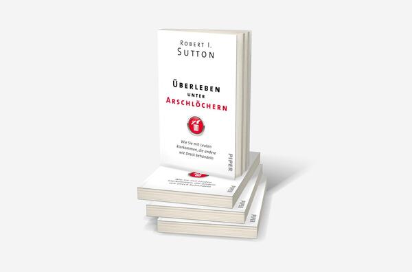 Bücherstapel des Buches „Überleben unter Arschlöchern“