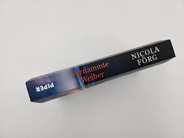 Außenansicht des Buches „Verdammte Weiber“