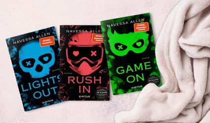 band 1-3 der Reihe Lights Out liegen auf einem hellen Untergrund, daneben liegt eine Wolldecke.