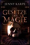 Das Buchcover zeigt einen stilisierten menschlichen Schädel, auf dem zwei leuchtende Schmetterlinge sitzen. Der Hintergrund ist in dunklen, mystischen Farbtönen gehalten, die eine geheimnisvolle Stimmung erzeugen. Der Titel „Die Gesetze der Magie“ ist in großen, goldenen Buchstaben verfasst, wobei der Begriff „Magie“ besonders hervorgehoben ist. Unten rechts befindet sich das Wort „ROMAN“ in klarer, weißer Schrift. Der Autorennamen „Jenny Karpe“ steht prominent oben auf dem Cover.