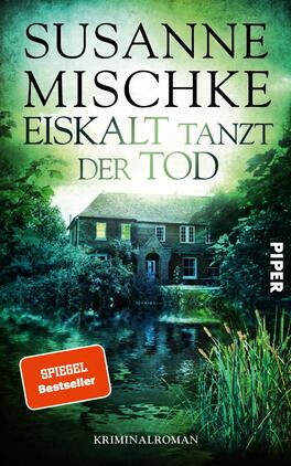 Das Buchcover zeigt ein moorartiges, grünliches Ambiente mit einem alten, zweigeschossigen Haus, das von dichtem Bewuchs umgeben ist. Eine stillstehende Wasseroberfläche reflektiert die Umgebung. Der Titel „EISKALT TANZT DER TOD“ steht in großen, fetten Buchstaben oben, gefolgt vom Autorennamen „SUSANNE MISCHKE“ in etwas kleinerem, aber ebenfalls markantem Schriftzug. Unten rechts befindet sich der Vermerk „SPIEGEL Bestseller“ in einem orangefarbenen Kasten auf weißem Hintergrund. Das Cover vermittelt eine geheimnisvolle und spannende Atmosphäre.