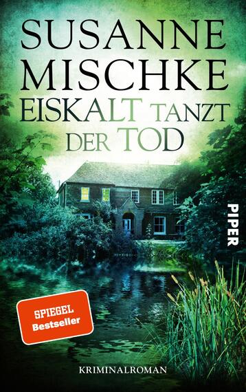 Das Buchcover zeigt ein moorartiges, grünliches Ambiente mit einem alten, zweigeschossigen Haus, das von dichtem Bewuchs umgeben ist. Eine stillstehende Wasseroberfläche reflektiert die Umgebung. Der Titel „EISKALT TANZT DER TOD“ steht in großen, fetten Buchstaben oben, gefolgt vom Autorennamen „SUSANNE MISCHKE“ in etwas kleinerem, aber ebenfalls markantem Schriftzug. Unten rechts befindet sich der Vermerk „SPIEGEL Bestseller“ in einem orangefarbenen Kasten auf weißem Hintergrund. Das Cover vermittelt eine geheimnisvolle und spannende Atmosphäre.